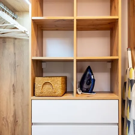 Poppy Elegance Center & Free Parking