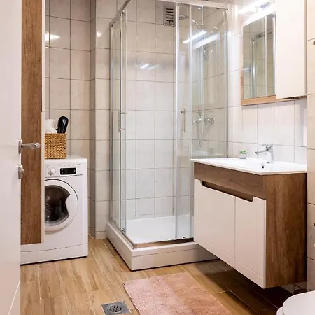 Poppy Elegance Center & Free Parking