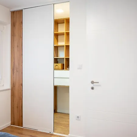 Poppy Elegance Center & Free Parking *