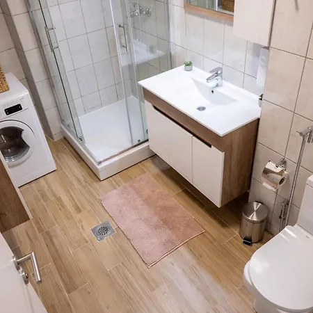 Poppy Elegance Center & Free Parking Apartman