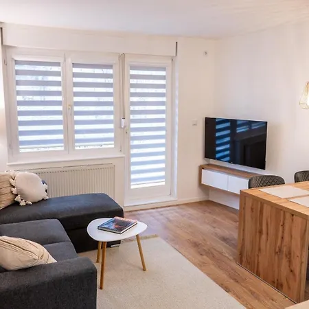 Poppy Elegance Center & Free Parking *