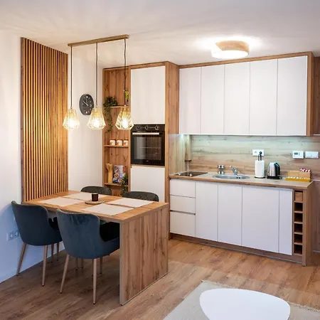 Poppy Elegance Center & Free Parking