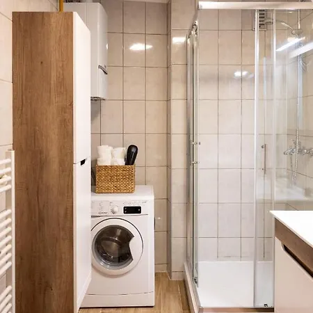 Poppy Elegance Center & Free Parking