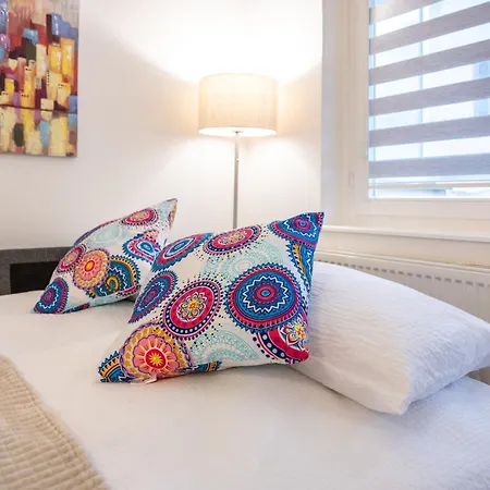 Poppy Elegance Center & Free Parking