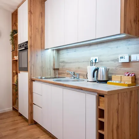 Poppy Elegance Center & Free Parking *