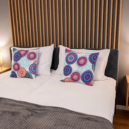 Poppy Elegance Center & Free Parking *