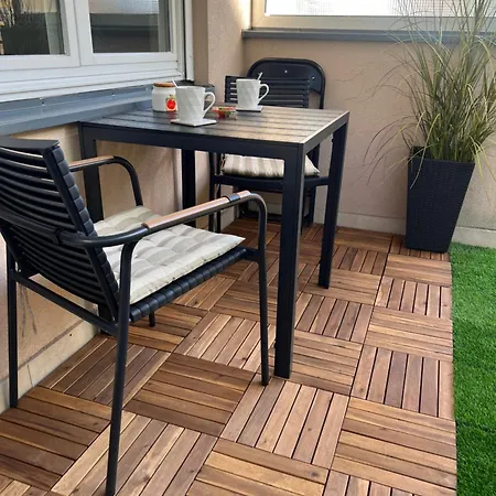 Poppy Elegance Center & Free Parking *