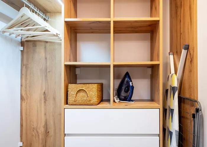 Poppy Elegance Center & Free Parking