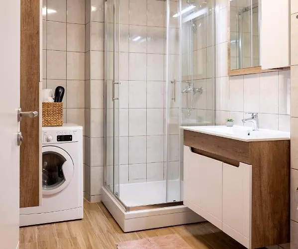 Poppy Elegance Center & Free Parking