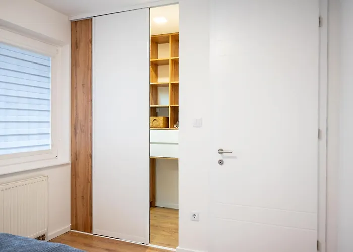 Poppy Elegance Center & Free Parking *