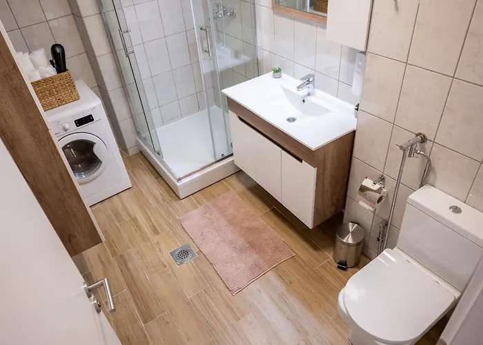 Poppy Elegance Center & Free Parking דירה