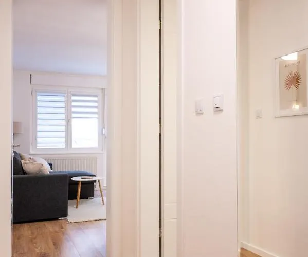 Poppy Elegance Center & Free Parking סראייבו