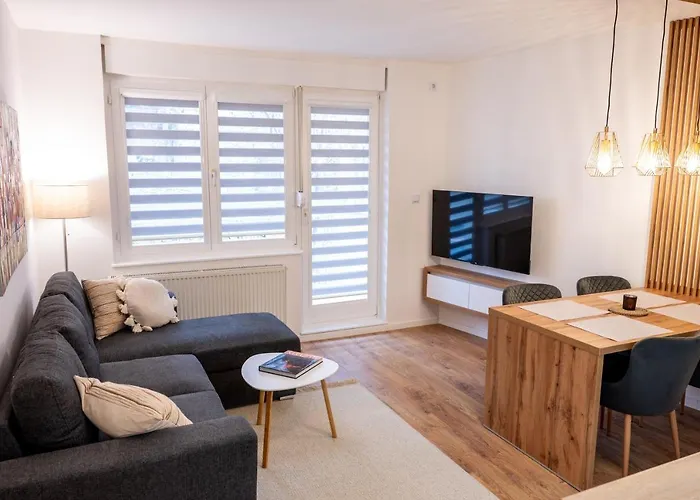 Poppy Elegance Center & Free Parking *