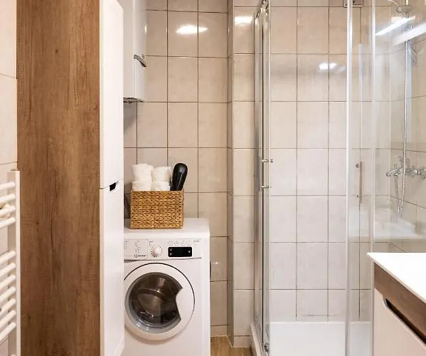 Poppy Elegance Center & Free Parking