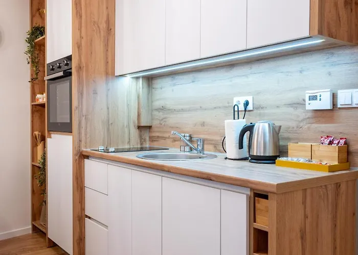 Poppy Elegance Center & Free Parking *